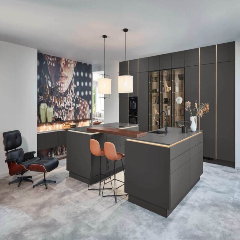 Designerküche in Anthrazit mit Kochinsel, Bartresen und beleuchteten Glasvitrinen – Küchenstudio Mannheim