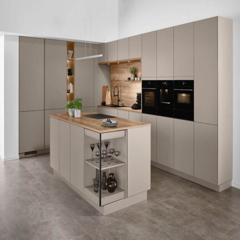 Küche in Kaschmir-Beige mit Kochinsel, Holzarbeitsplatte und offenem Regal – Küchenstudio Mannheim