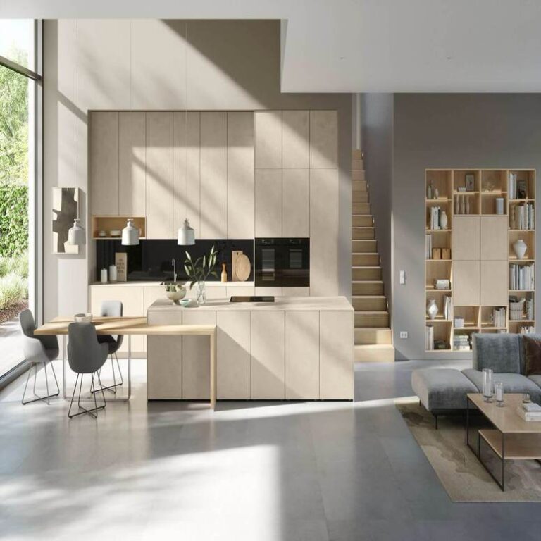 Offene moderne Küche in Beige mit Kochinsel, Essplatz und angrenzendem Wohnbereich – Küchenstudio Mannheim